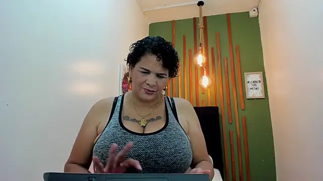 DinaDIRTY online show from 02-12-26, 11:48