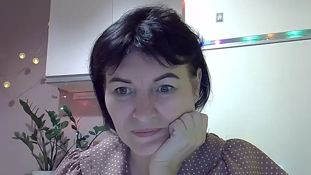 Krystal 82 online show from 10-11-25, 07:48