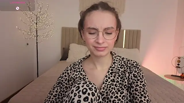 Real cutie1 online show from 05-15-26, 12:47