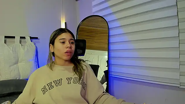 Snapshot of Rachell_criss chatting on 09-17-25, 04:03 Rachell criss online show from 09-17-25, 04:03