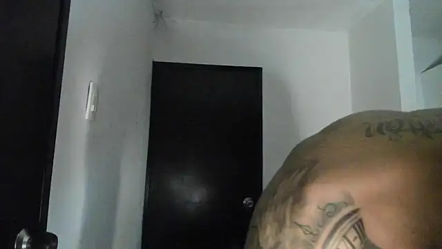 Snapshot of ThiagoLugo chatting on 07-11-26, 12:33 ThiagoLugo online show from 07-11-26, 12:33