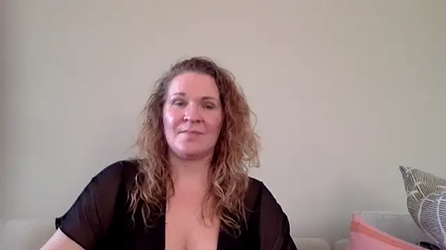 Snapshot of less-is-moore chatting on 03-05-26, 03:41 less-is-moore online show from 03-05-26, 03:41