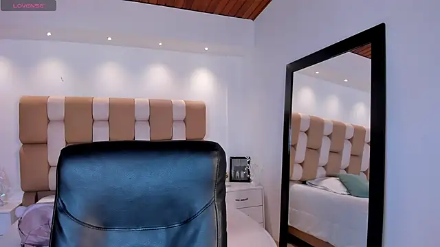 Snapshot of AidaJones chatting on 10-30-25, 03:09 AidaJones online show from 10-30-25, 03:09