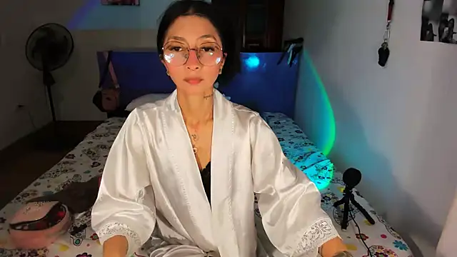 Snapshot of Anais_lux chatting on 06-06-26, 12:38 Anais lux online show from 06-06-26, 12:38