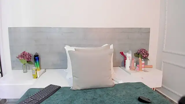 Snapshot of sunnyWhitee chatting on 10-18-25, 07:49 sunnyWhitee online show from 10-18-25, 07:49