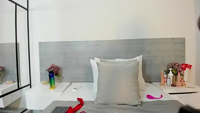 Snapshot of sunnyWhitee chatting on 10-22-25, 07:13 sunnyWhitee online show from 10-22-25, 07:13