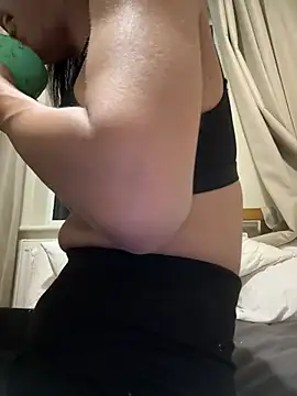 Snapshot of Ladyboyluxe chatting on 02-21-26, 04:58 Ladyboyluxe online show from 02-21-26, 04:58