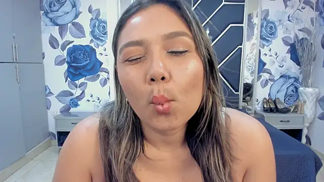 LatinaHoleQueen online show from 11-12-25, 02:32
