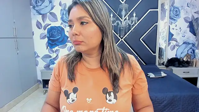 LatinaHoleQueen online show from 10-24-25, 02:27