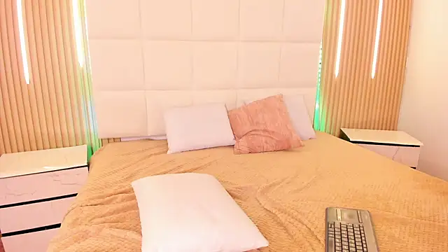 Elody rousse online show from 10-31-25, 12:13