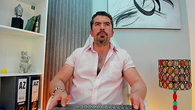 Snapshot of JuanKFit_45 chatting on 06-20-26, 03:55 JuanKFit 45 online show from 06-20-26, 03:55