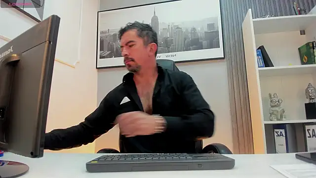 Snapshot of JuanKFit_45 chatting on 07-31-26, 04:34 JuanKFit 45 online show from 07-31-26, 04:34