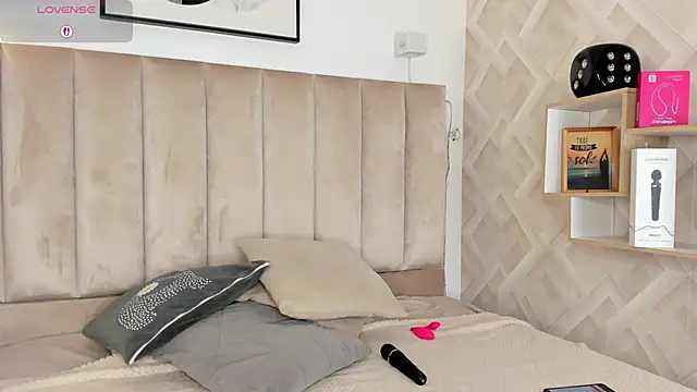 Clhoe Johnson online show from 10-21-25, 12:59