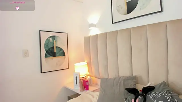 Clhoe Johnson online show from 10-17-25, 01:24