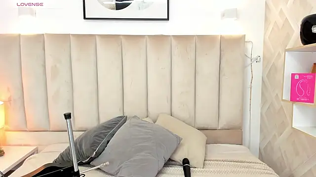 Clhoe Johnson online show from 11-27-25, 07:36