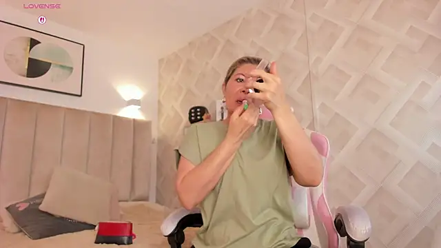 Clhoe Johnson online show from 04-11-26, 12:31