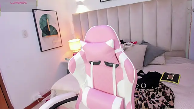 Clhoe Johnson online show from 10-16-25, 12:02