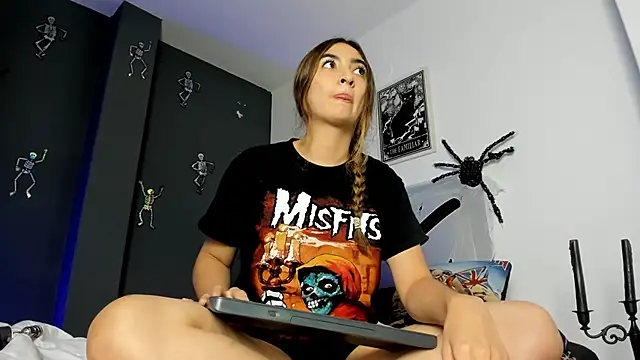 Alice Dickinssonn online show from 10-21-25, 04:34