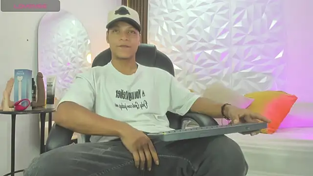 Snapshot of Ricky_Owens1 chatting on 10-18-25, 01:46 Ricky Owens1 online show from 10-18-25, 01:46