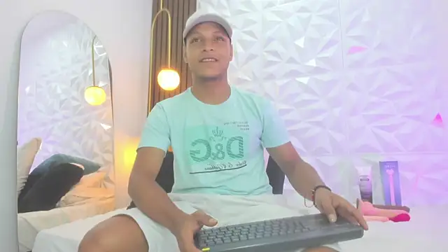 Snapshot of Ricky_Owens1 chatting on 10-10-25, 02:07 Ricky Owens1 online show from 10-10-25, 02:07