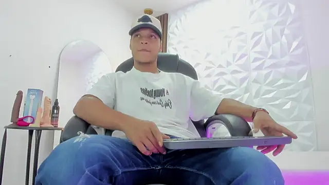Snapshot of Ricky_Owens1 chatting on 10-15-25, 02:03 Ricky Owens1 online show from 10-15-25, 02:03
