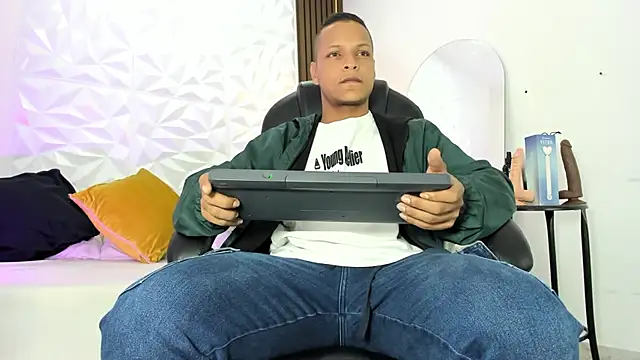Snapshot of Ricky_Owens1 chatting on 09-27-25, 01:17 Ricky Owens1 online show from 09-27-25, 01:17