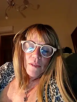 Snapshot of Polly23 chatting on 10-21-25, 04:34 Polly23 online show from 10-21-25, 04:34