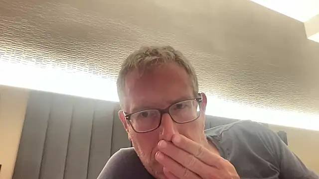 Snapshot of choupipat1 chatting on 10-23-25, 01:04 choupipat1 online show from 10-23-25, 01:04