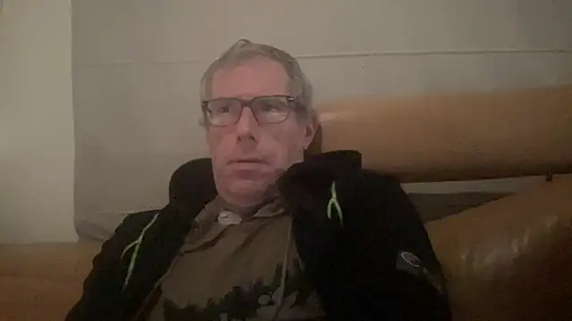 Snapshot of choupipat1 chatting on 11-19-25, 08:20 choupipat1 online show from 11-19-25, 08:20