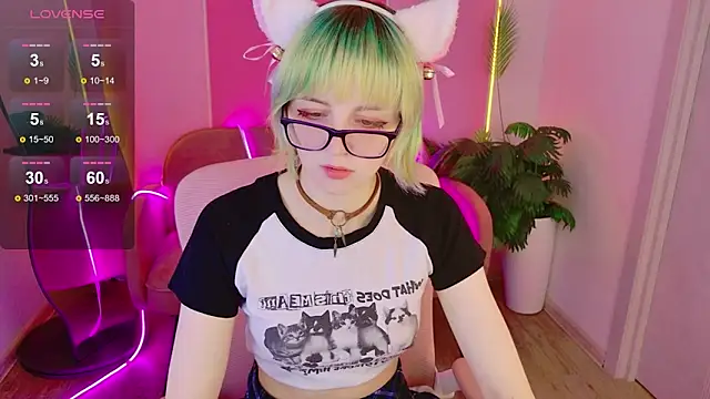 Snapshot of CoralineYoung chatting on 06-15-26, 06:13 CoralineYoung online show from 06-15-26, 06:13