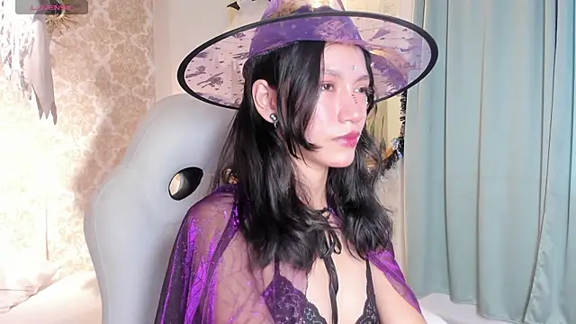 LilyThea online show from 10-31-25, 09:22