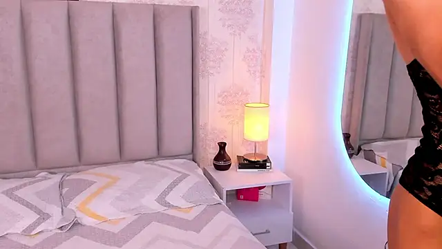 ShaynaHosk online show from 04-15-26, 04:29