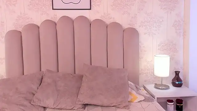 Snapshot of ShaynaHosk chatting on 10-17-25, 01:46 ShaynaHosk online show from 10-17-25, 01:46