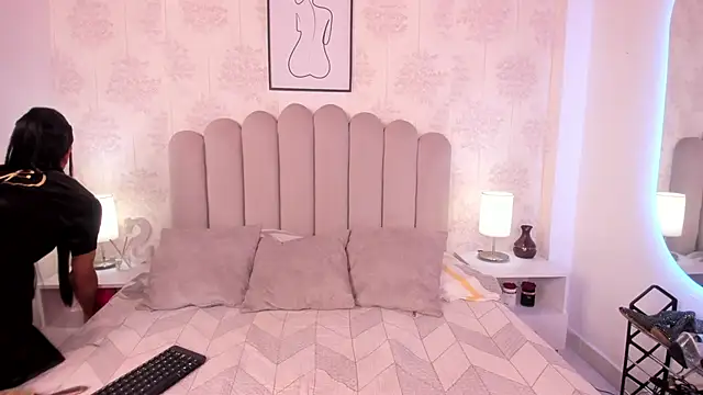 Snapshot of ShaynaHosk chatting on 10-19-25, 07:33 ShaynaHosk online show from 10-19-25, 07:33