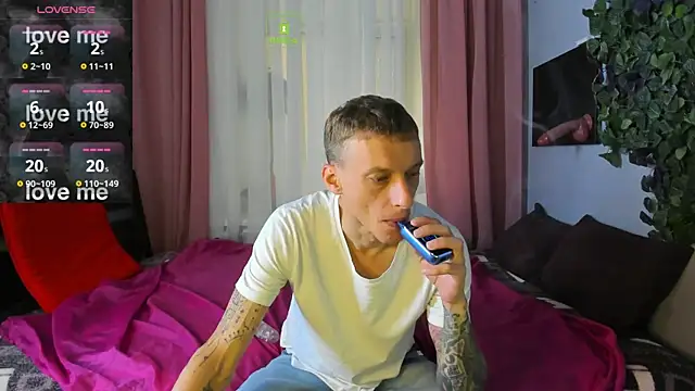 Snapshot of InkedJames chatting on 09-14-25, 04:24 InkedJames online show from 09-14-25, 04:24