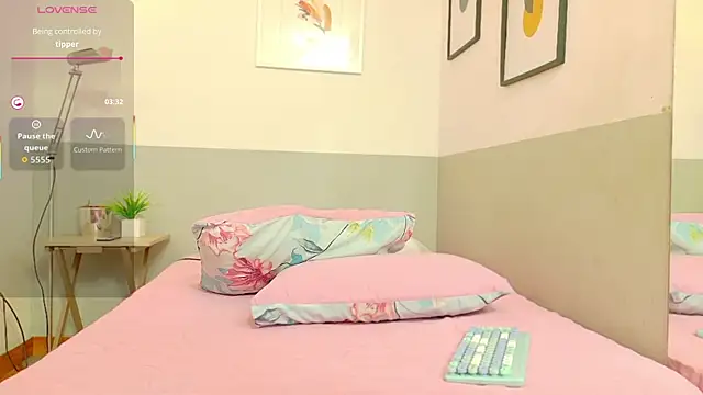 cutepetitee online show from 10-29-25, 07:02