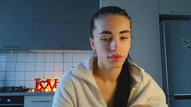 Snapshot of EvaMelnik chatting on 09-19-25, 02:21 EvaMelnik online show from 09-19-25, 02:21
