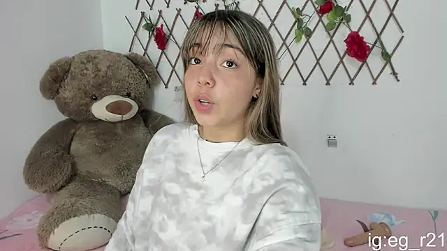 Snapshot of emma_grays2 chatting on 10-10-25, 04:02 emma grays2 online show from 10-10-25, 04:02