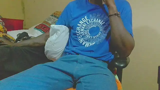 Snapshot of EYEzIAM chatting on 04-19-26, 04:02 EYEzIAM online show from 04-19-26, 04:02