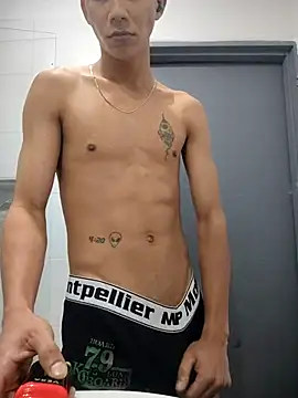 Snapshot of Davig4 chatting on 11-17-25, 05:22 Davig4 online show from 11-17-25, 05:22