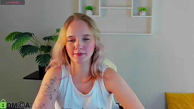 Snapshot of Casey_Sweeet chatting on 10-15-25, 02:58 Casey Sweeet online show from 10-15-25, 02:58