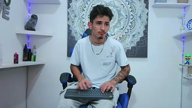 nextboywell1 online show from 04-15-26, 04:18