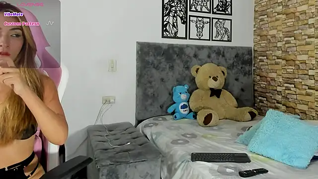 Snapshot of Luisa_Red chatting on 11-18-25, 01:32 Luisa Red online show from 11-18-25, 01:32