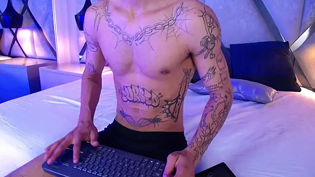 Enzo Hunter online show from 10-21-25, 04:01