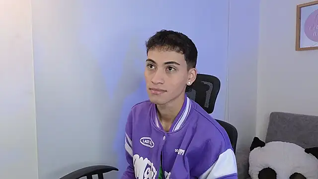 Snapshot of yulian_vasquez chatting on 09-23-25, 12:23 yulian vasquez online show from 09-23-25, 12:23
