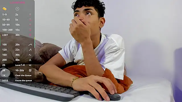 LoganTwink18 online show from 01-15-26, 04:21