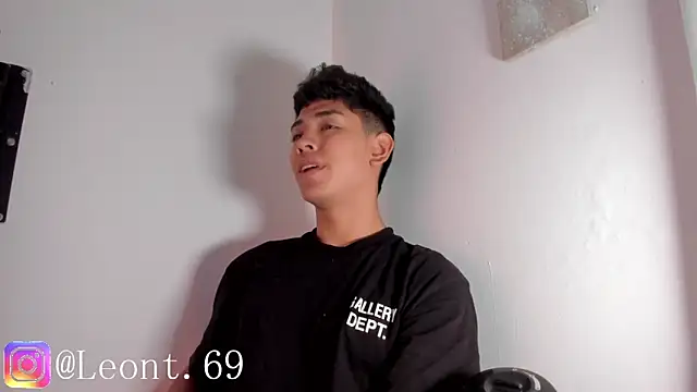 LoganTwink18 online show from 04-22-26, 11:50