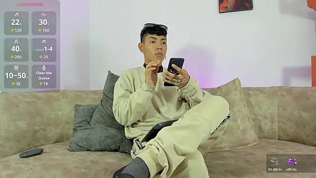 LoganTwink18 online show from 11-13-25, 12:53