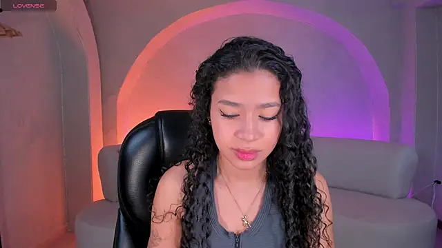 Snapshot of SophieHouston_ chatting on 10-17-25, 04:38 SophieHouston online show from 10-17-25, 04:38