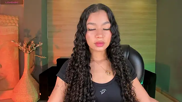 Snapshot of SophieHouston_ chatting on 10-21-25, 04:12 SophieHouston online show from 10-21-25, 04:12